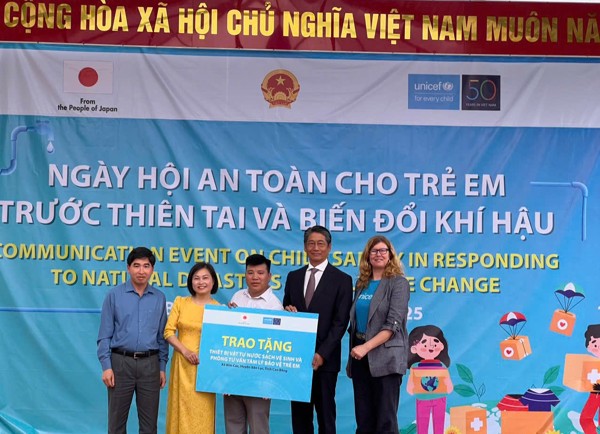 Lễ trao tặng thiết bị nước sạch và vệ sinh khắc phục hậu quả thiên tai sau bão số 3/Yagi